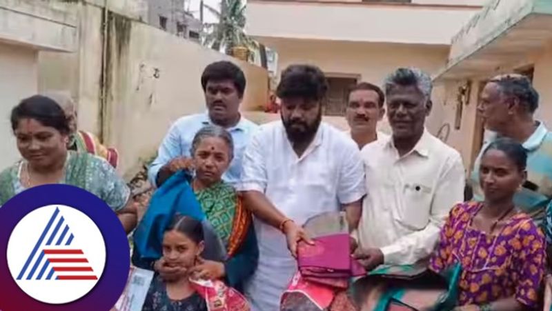 MLA Pradeep Eshwar gift to women on Varamahalakshmi festiva 2024 rav