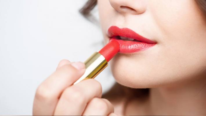 uttar pradesh agra wife asked red lipstick but husband bought maroon color what happen next mrq