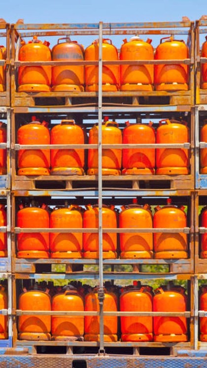 <p>इस दौर में अब शायद ही कोई घर बचा हो जहां LPG गैस सिलेंडर से खाना न बनता हो। गैस सिलेंडर का इस्तेमाल अब गांवों में भी खूब होने लगा है, जिसकी वजह लकड़ी की कमी भी है।</p>

<p> </p>
