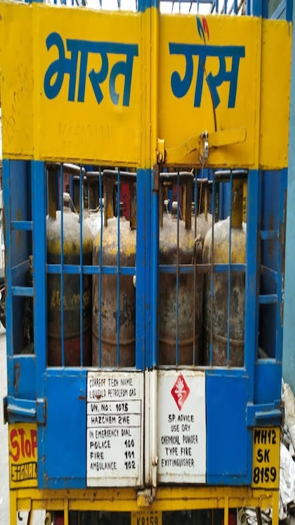 <p>घरेलू सिलेंडर का इस्तेमाल केवल घरेलू कार्यों के लिए करें। कमर्शियल सिलेंडर के उपयोग के लिए कमर्शियल गैस कनेक्शन अनिवार्य है। नियमों का पालन न करने पर कार्रवाई हो सकती है।</p>

