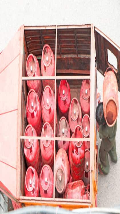 <p>खाली LPG सिलेंडर का वजन 15-16 किलो होता है। गैस का वजन 14.2 किलो यानी कुल वजन लगभग 29-30 किलो।</p>
