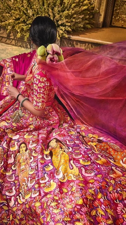 <p>राधिका मर्चेंट ने आशीर्वाद समारोह में भगवान प्रिंट लहंगा पहना था,लेकिन सबकी निगाहें उनके हेयर स्टाइल पर लगे थे,जहां राधिका ने अलग ट्राई करते हुए कमल के फूलों से हेयरस्टाइल बनाई थी।</p>
