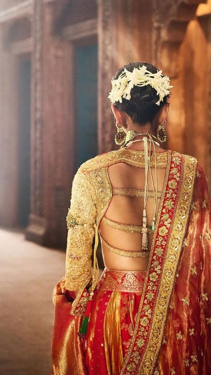 <p>राधिका मर्चेंट ने विदाई लुक के लिए ब्रेडडे बन हेयरस्टाइल चुनी थी। जहां हैवी पफी जुड़ी को ऊपर की ओर जैस्मिन फूलों से सजाया गया था। ये हेयरस्टाइन काफी ज्यादा इजी और सिंपल है।</p>
