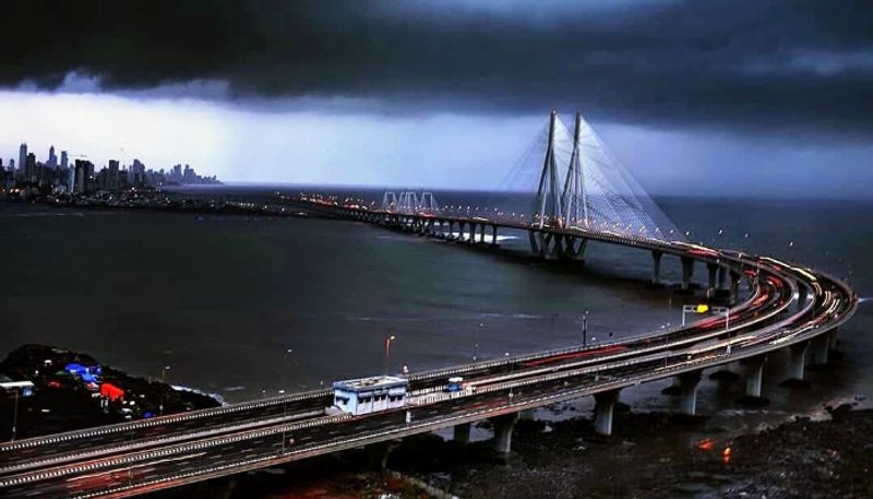 BMW Mercedes who raced on Sea Link ran into WagonR in Bandra Worli Sea Link 