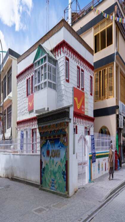 <p>इंडिया पोस्ट ऑफिस की आधिकारिक वेबसाइट www.indiapostgdsonline.gov.in पर जाएं।</p>
