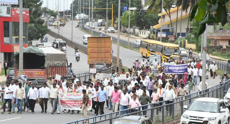 Allow other vehicles on the BRTS road Dharwad Dhwani to Padayatra gvd