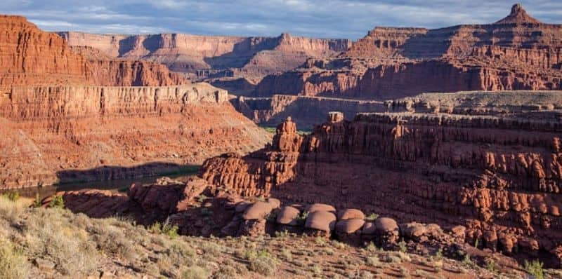 23 year old woman and 52 year old father found dead at Canyonlands National Park after running out of water