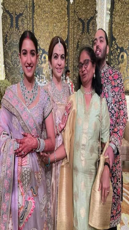 <p>दरअसल,सोशल मीडिया पर अनंत अंबानी की एक फोटो वायरल है,जहां वह मां नीता अंबानी,पत्नी राधिका के साथ एक अन्य महिला के साथ दिख रहे हैं,जिनका अंबानी फैमिली से खास रिश्ता है।</p>
