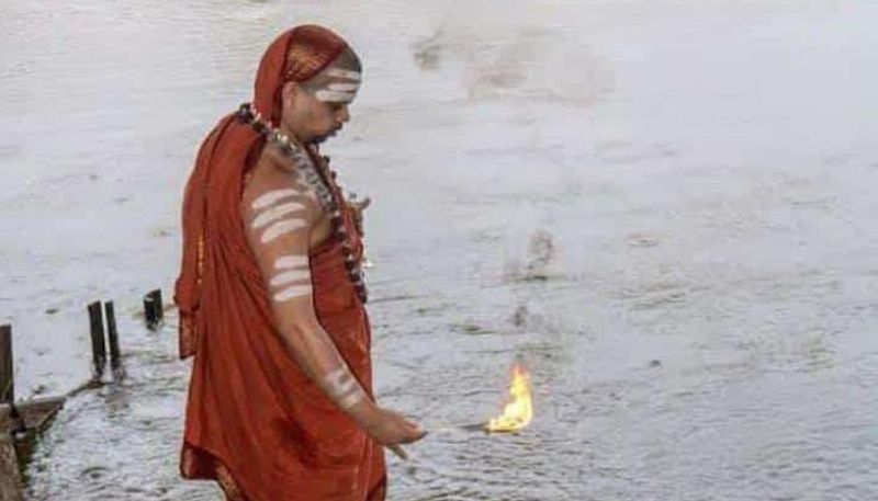 Sringeri Math vidhushekhar swamiji perform pooja to tunga river at chikkamagaluru grg 