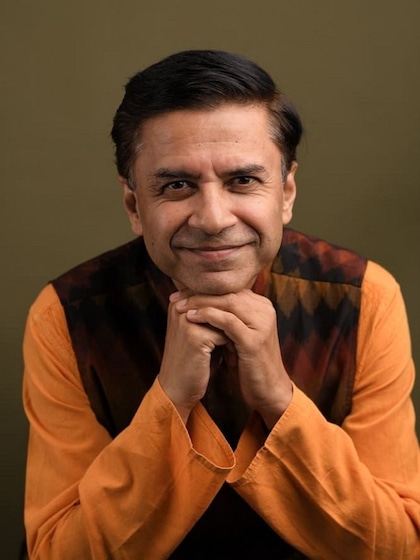 <p>आईआईटी दिल्‍ली से पास आउट शशांक मणि त्रिपाठी ने यहां से बीटेक किया है। कई साल तक विदेश में नौकरी भी की।</p>
