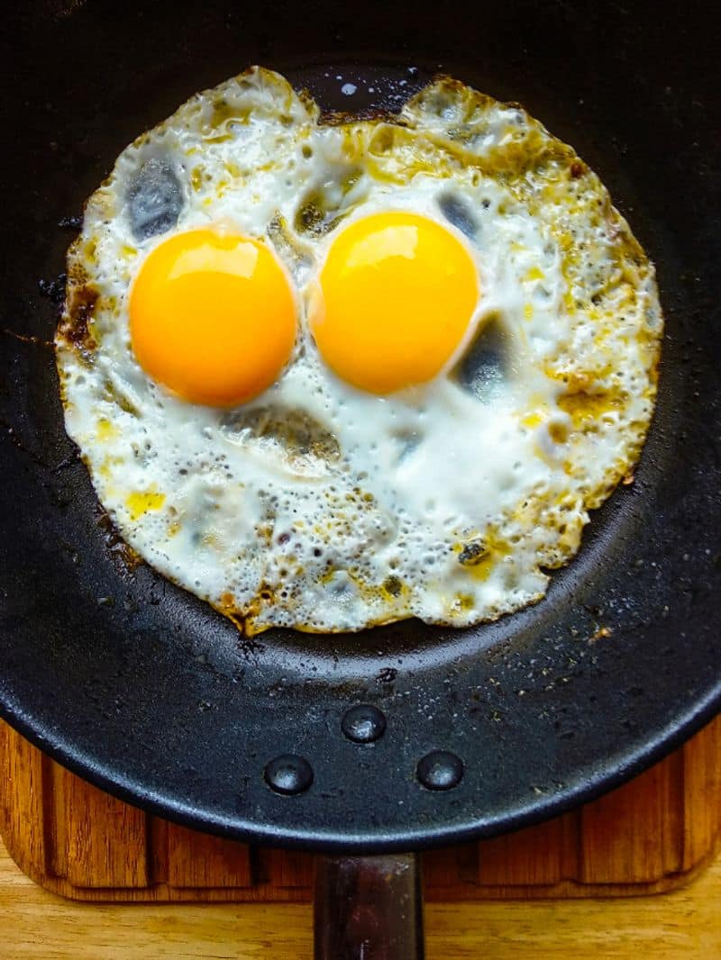 relation between eggs and cholesterol 