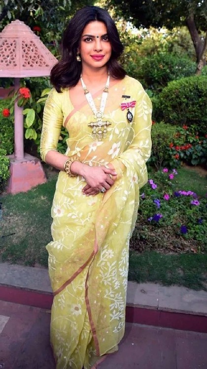 <p>रॉयल लुक के लिए आप प्रियंका चोपड़ा की तरह जामदानी साड़ी पहन सकती हैं। ऐसी साड़ियों में फुल स्लीव या 3/4 स्लीव ब्लाउज पहने। नेकलाइन राउंट अच्छा लगेगा।</p>
