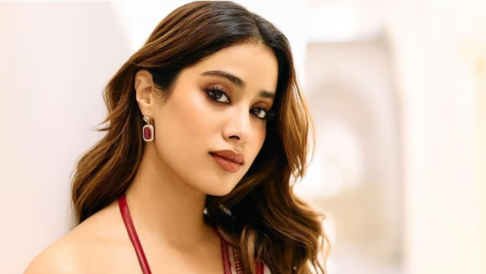 Bollywood Actress janhvi kapoor admitted to Mumbai hospital due to severe food poison ckm