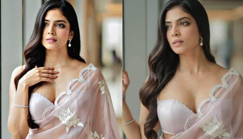 Thangalaan Actress Malavika Mohanan Stuns in Saree at Filmfare Awards gvd