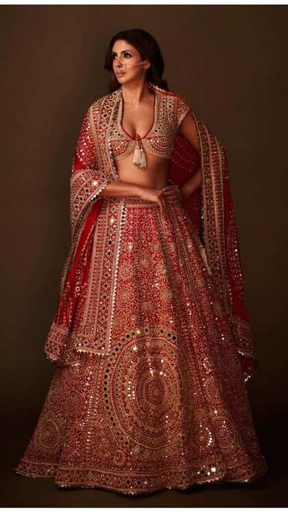 <p>श्वेता बच्चन भी ऐश्वर्या राय की तरह स्टाइल स्टेटमेंट को बरकरार रखना बखूबी जानती हैं। उन्होंने रेड मिरर वर्क लहंगा कैरी किया है जिसे स्पेशल उनका डीप नेक ब्लाउज बना रहा है। </p>
