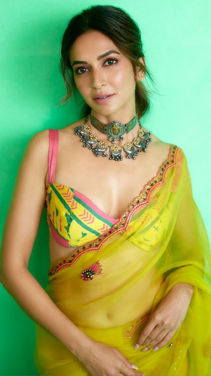Sawan में ग्रीन साड़ियों संग पहनें 8 Stylish Blouse,लगेंगी हुस्न परी