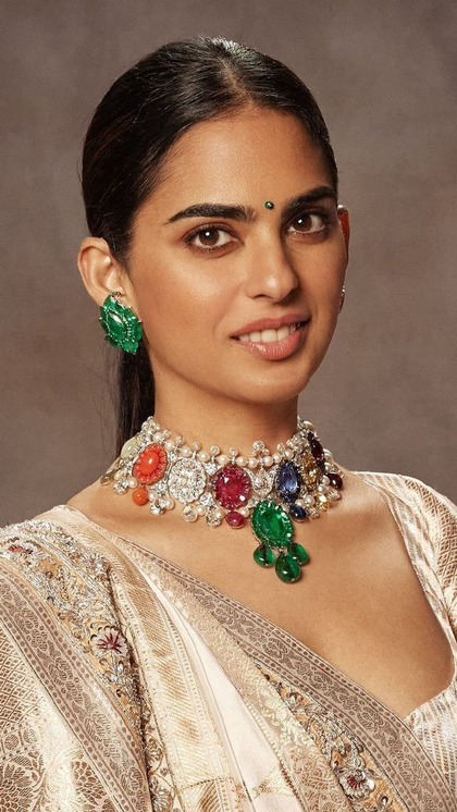 <p>ईशा अंबानी ने छोटे भाई की शादी में एक से बढ़कर एक रॉयल साड़ी और लहंगे चुने। कपड़ों के साथ ही ईशा ने नीलम, एमरॉल्ड, डायमंड,मूंगा से लेकर पर्ल तक में सभी को नेकलेस में शामिल किया। </p>

