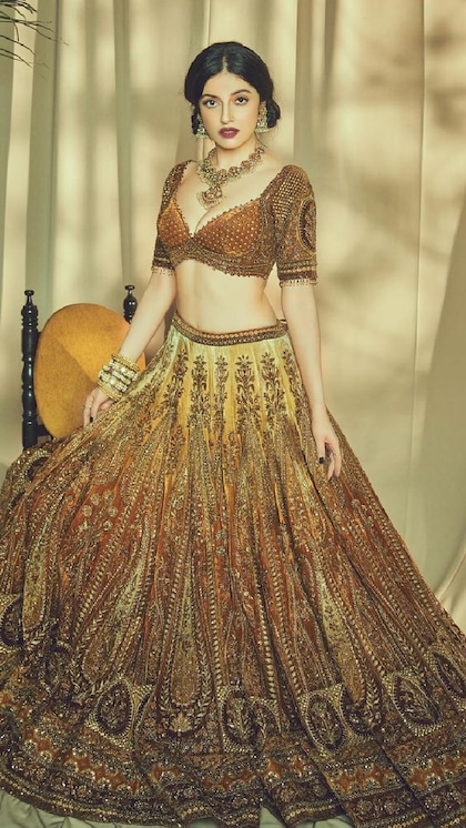 <p>शादी आपके भाई की हो या फिर बहन की, अगर आपको भी हैवी गॉर्जियस लहंगा लुक चाहिए तो दिव्या खोसला के इस येलो एंब्रायडरी लहंगे को रिक्रिएट करके देखें।</p>
