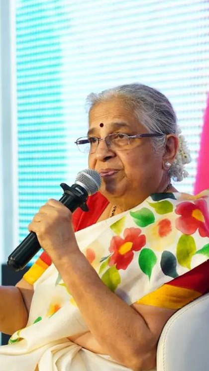 <p>फ्लोरल डिजाइन की पेंटिंग वाली साड़ियां खास मौकों से लेकर ऑफिस तक में खूब जंचती हैं। आप गुरु पूर्णिमा को ऐसी ही साड़ी अपने गुरू को दे कर जीत सकते हैं। </p>
