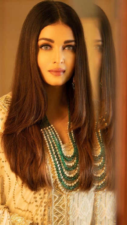 सुंदरी बन इतराएंगी आप, चुनें  Aishwarya Rai Bachchan से 9 Trendy Suit