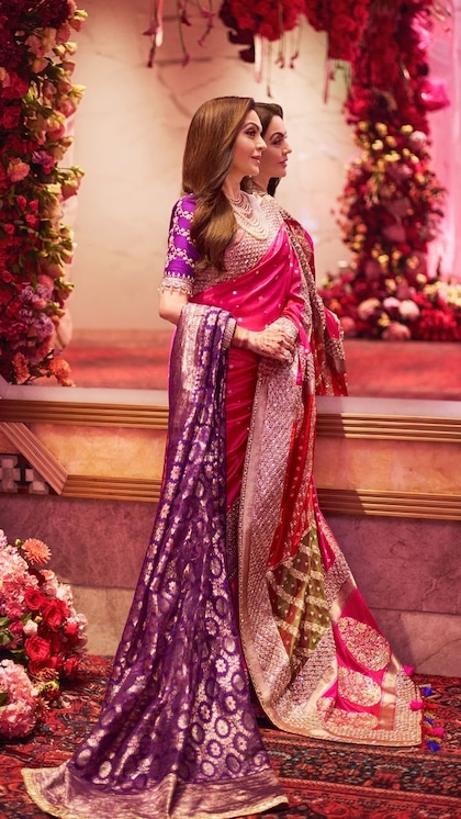 <p>नीता अंबानी की साड़ी से लेकर जूलरी तक खास होती है। पर उनकी हेयरस्टाइल भी काफी यूनिक हैं जिन्हें कॉपी कर हरियाली तीज 2024 पर आप महफिल लूट सकती हैं। </p>

