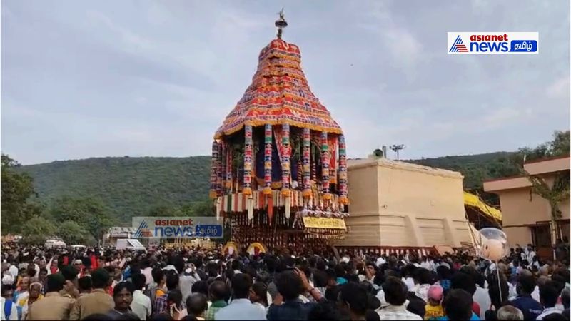 thousands of devotees participated azhagar kovil car festival in madurai vel