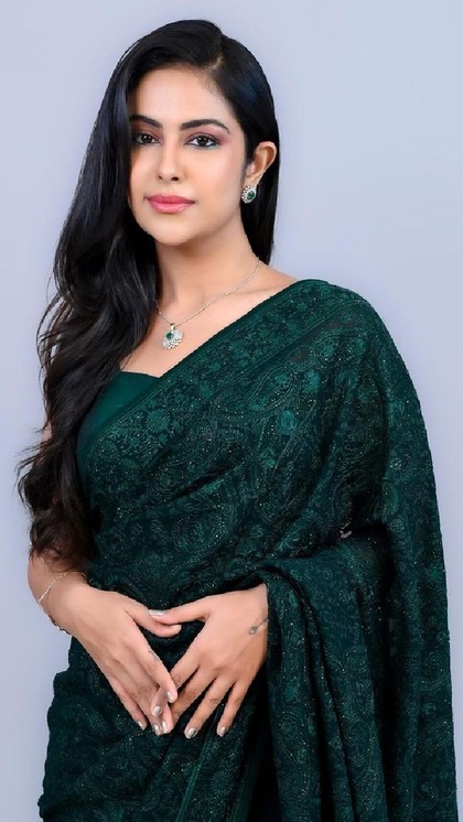 <p>हैवी साड़ी में आपको एम्ब्रॉयडरी वर्क के साथ सीक्वेन वर्क भी मिल जाएगा। आप प्लेन साड़ियों के बजाय एम्ब्रॉयडरी साड़ी खास मौकों पर पहन सकती हैं।</p>

