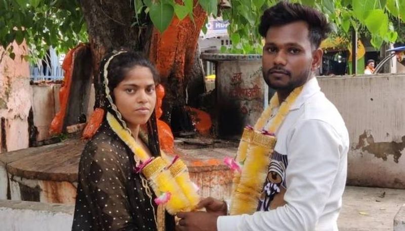 family against marriage woman approach police married 5 years lover in station 