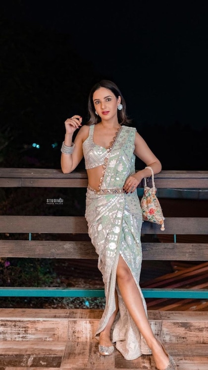 <p>एथनिक में वेस्टर्न का तड़का लगाना है तो जैस्मिन भसीन जैसी सीक्वेन पैर्टन पर थाई स्लिट साड़ी चुन सकती है। आजकल खूब ये चलन में है। बाजार में 3 हजार के अंदर ये मिल जाएगी।</p>
