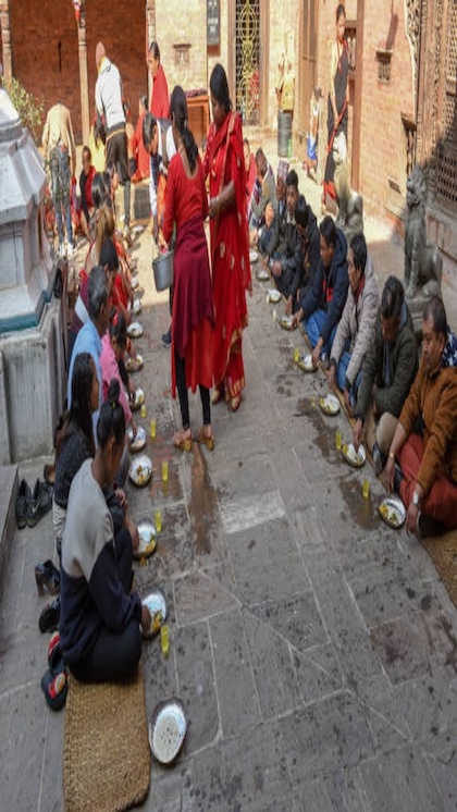 <p>वृंदावन वाले राधारानी के अनन्य भक्त स्वामी प्रेमानंद महाराज अपने सत्संग में कड़वे सत्य के साथ उत्तर के लिए जाने जाते हैं। सोशल मीडिया पर प्रेमानंद महाराज के लाखों फाॅलोवर हैं।</p>
