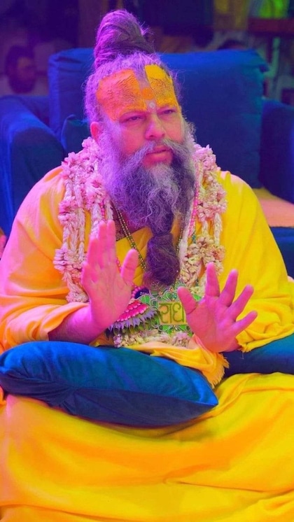 <p>ऐसे ही वायरल एक वीडियो में एक भक्त उनसे पूछता है कि किसी की हाय यानी बद्दुआ कैसे लगती है?</p>
