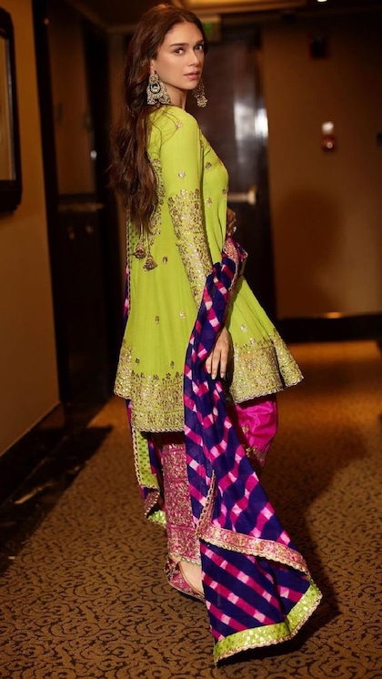 लड्डू गोपाल का जन्मोत्सव बन जाएगा खास, पहनें 8 Trendy Embroidery Suit