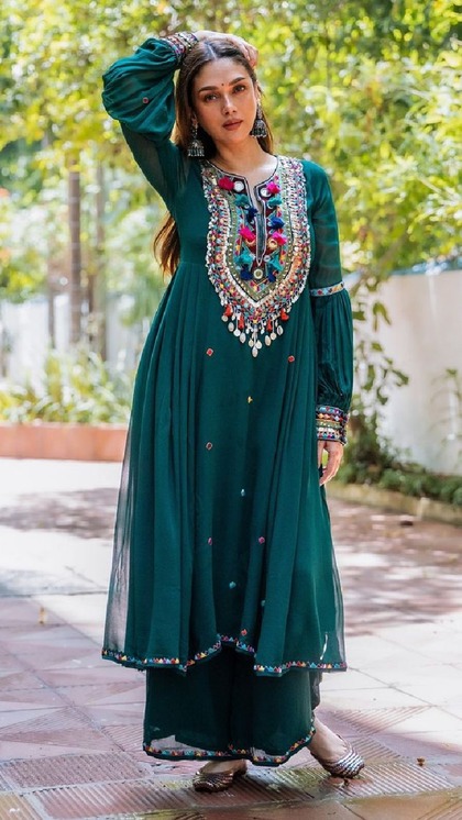 रिमझिम सावन में लूट लेंगी सबका मन,पहन कर देखें 8 Designer Green Suit