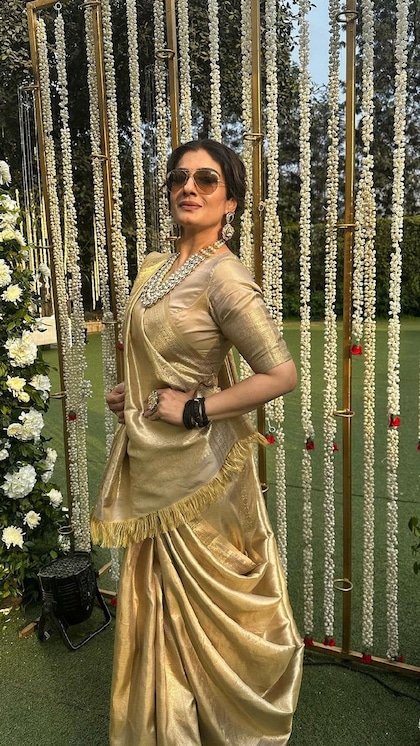 <p>हल्दी से लगाकर शादी तक की रस्म के लिए है रवीना टंडन की गोल्डन लुक वाली सिल्क साड़ी पार्टी लुक में जान डाल देगी। साथ में डायमंड ज्वेलरी पेयर करें।</p>
