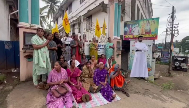 Jacobite-Orthodox Church Controversy; Jacobites protest in front of churches in palakkad