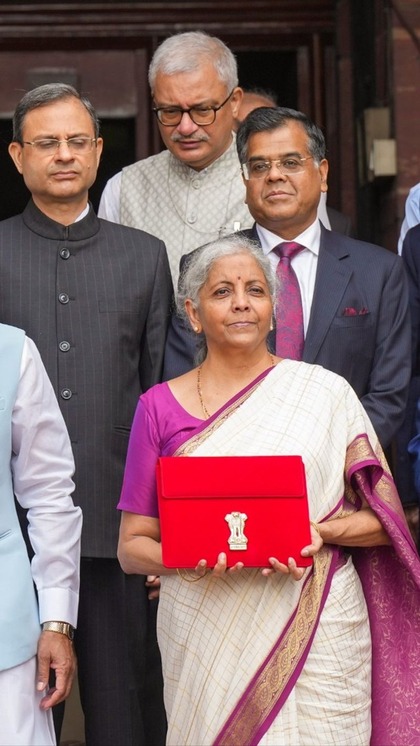 <p>लाल रंग को उत्साह और आत्मविश्वास का प्रतीक माना जाता है। यह इच्छाशक्ति और दृढ़ता बढ़ाता है, साथ ही बाधाओं को दूर करने में भी सहायक माना जाता है।</p>

