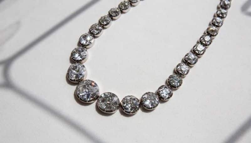 man accidentally throws 5 lakhs Diamond Necklace to garbage  