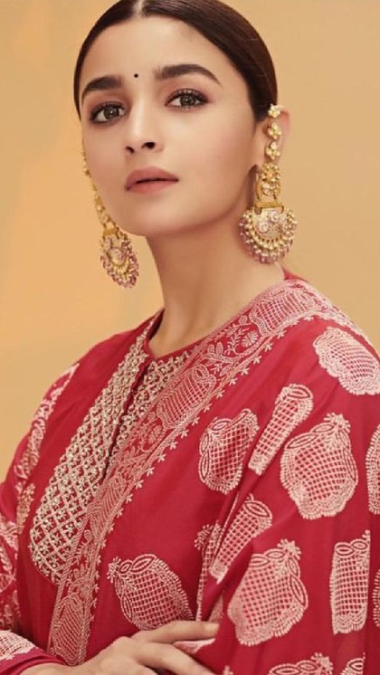 <p>ड्रॉप स्टेटमेंट ईयरिंग्स संग आपको किसी और ज्वेलरी की जरूरत नहीं पड़ती है। हैवी ईयरिंगस में फ्लोरल डिजाइन की चेन दी गई है। </p>
