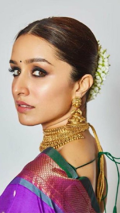 सज-धज कर लगेंगी परमसुंदरी, पहनें Celebs सी ट्रेंडी Gold Jewellery