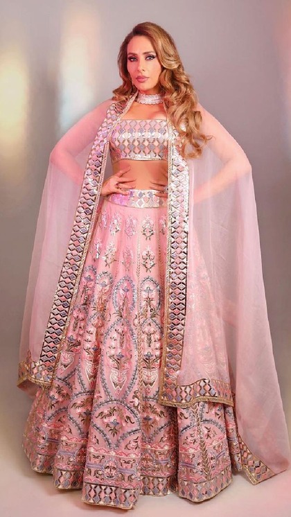 <p>बेबी पिंक कलर के लहंगे में सिल्वर जरी वर्क और चिकनकारी वर्क लहंगे को रिच लुक दे रहा है। ऐसा लहंगा किसी खास ओकेजन के लिए परफेक्ट चॉइस है।</p>
