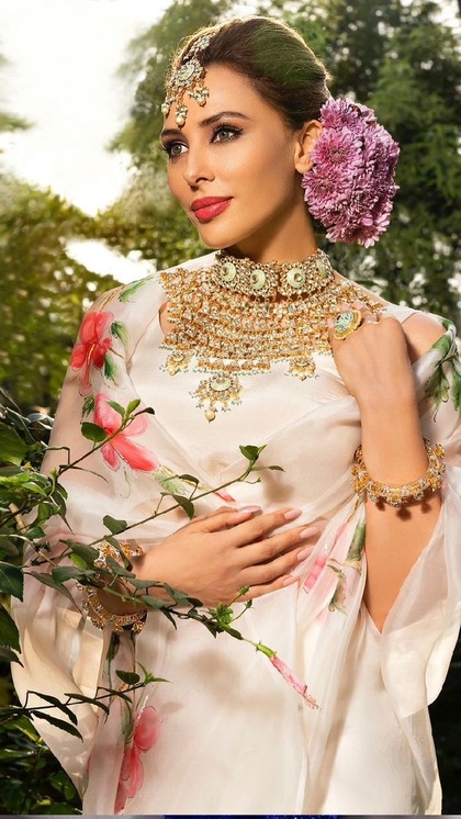 गोरे मुखड़े में चांद की तरह चमकेंगे, Iulia Vantur से Ethnic Wear