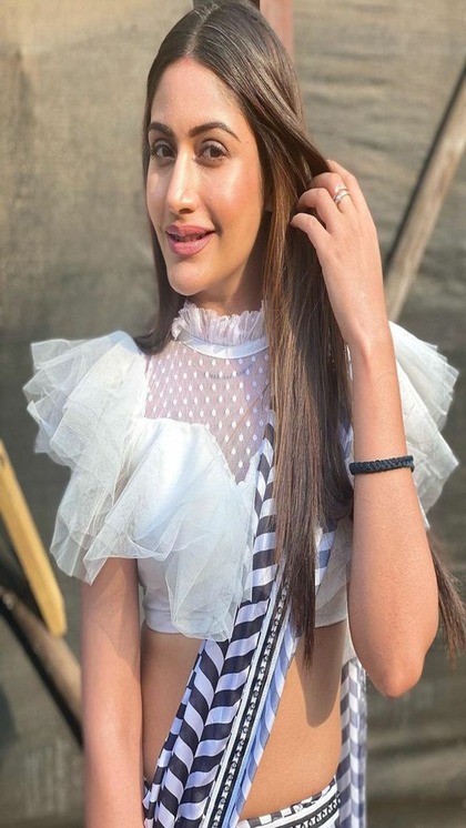 <p>सुरभि चंदाना ने प्रिंटेड साड़ी को यूनिक टच देते हुए राउंड नेक ब्लाउज कैरी किया है। जहां अलग से डबल लेयर स्लीव जोड़ी गई है। आप ऐसे ब्लाउज को डार्क साड़ी संग टीमअप कर सकती हैं।</p>
