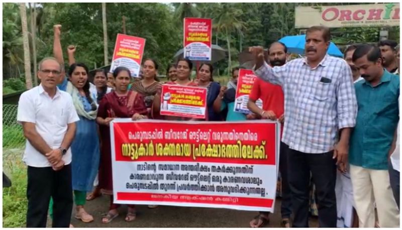 people protested against opening new liquor sales outlet in Mukkam kozhikode