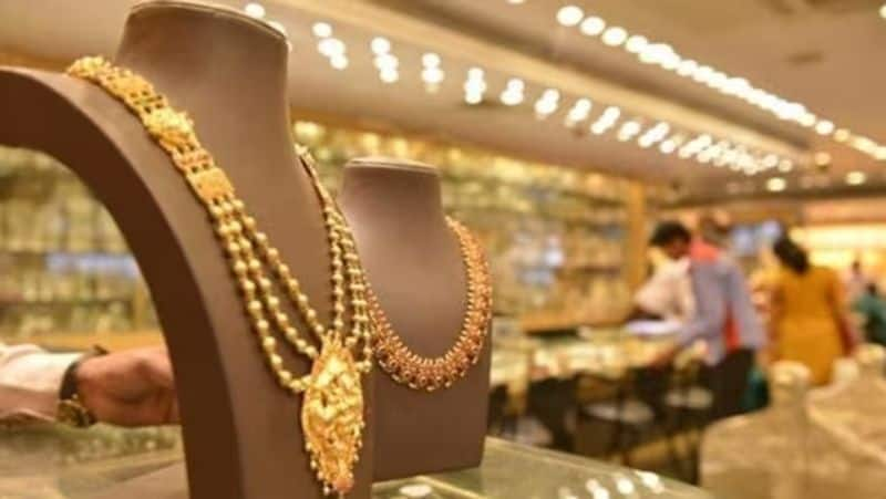 Following the drop in gold prices, jewelery lovers are keen to buy gold vel