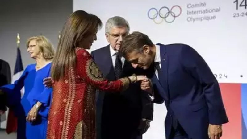 President Emmanuel Macron greeted Nita Ambani with a kiss on her hand when she went to France to attend the opening ceremony of the Paris 2024 Olympics rsk