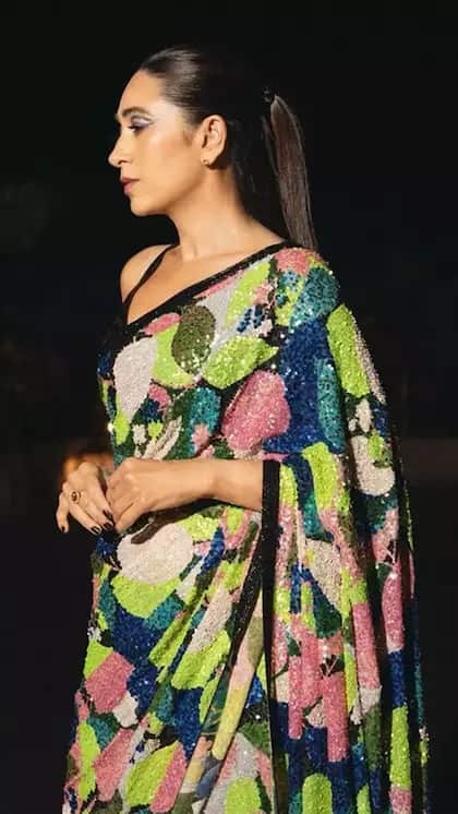 <p>हरतालिका तीज पर सिंबल लुक में स्टाइलिश दिखना है तो करिश्मा कपूर की मल्टीकलर शिमरी साड़ी से इंस्प्रिेशन लें। उन्होंने वन स्ट्रिप ब्लाउज और नो जूलरी लुक चुना है। </p>
