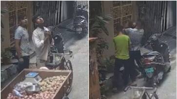 WATCH: Brazen daylight robbery of vegetable vendor in Yamuna Vihar goes viral on video NTI