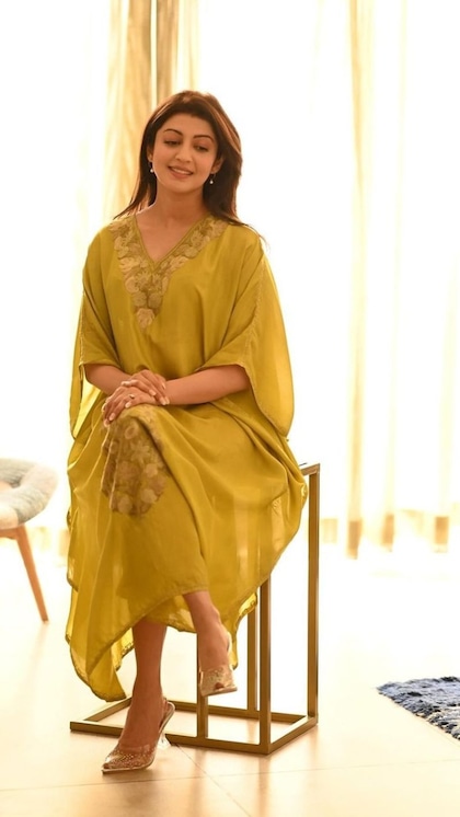 <p>प्रेगनेंसी 9 महीने क काफ्तान सूट से बढ़िया कुछ नहीं रहता। ये काफी ज्यादा कंफर्टेेबल होते हैं और बेबी बंप को भी हाइड करते हैं। बाजार में इस तरह के काफ्तान सूट आराम से मिल जाएंगे। </p>
