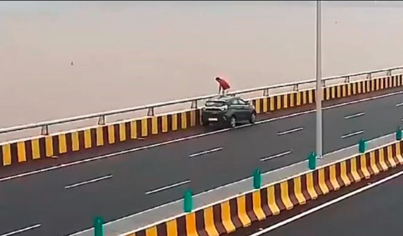 Mumbai Engineer jumps off Atal Setu in apparent self death videos go viral WATCH vkp