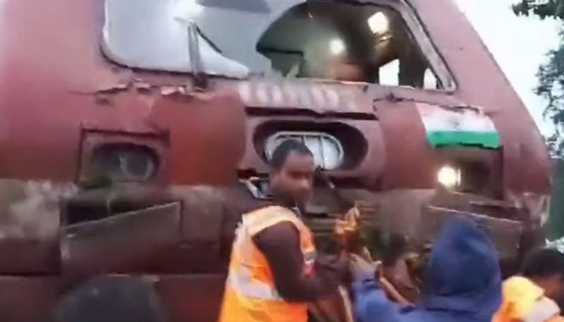 Chattisgarh Train derails in Kanker after hitting fallen tree driver injured vkp